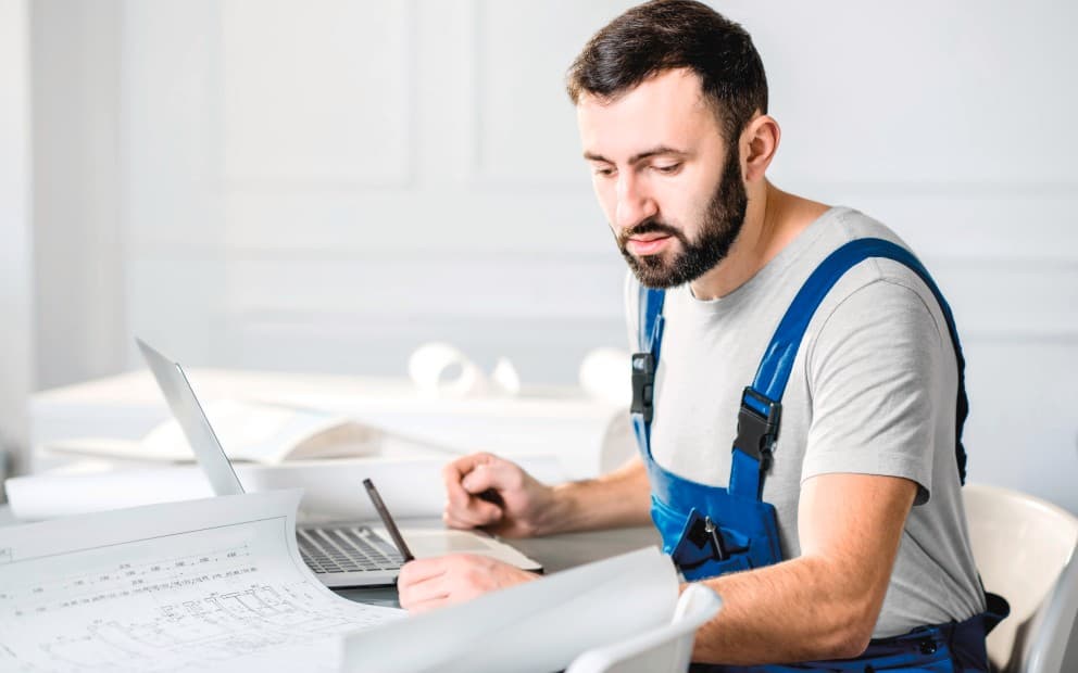 Instalator pe un laptop