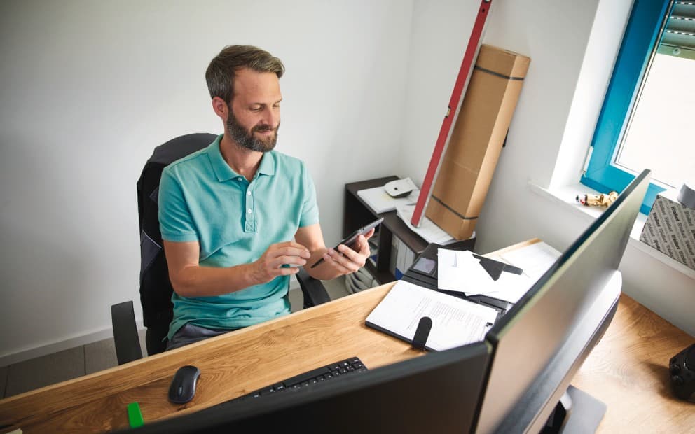 Barbat la calculator